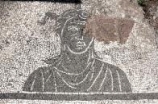 05212 ostia - regio iii - insula xvi - terme della trinacria (iii,xvi,7) - raum 5 - korridor - mosaik - trinacria - personifikation siziliens - kopf mit triskeles - e.jpg